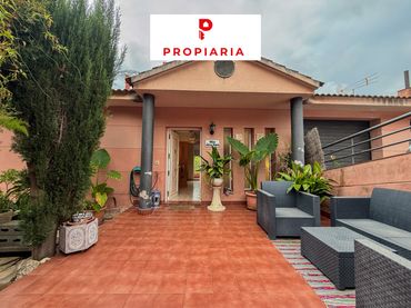 Casa con balcone in vendita a Vallirana