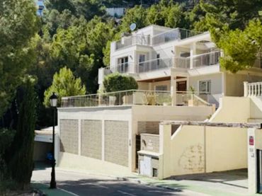 Villa avec balcon à vendre à Canuta