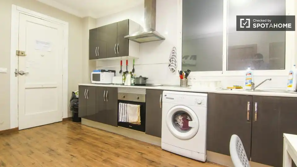 Cocina de Piso para compartir en Valencia con Aire acondicionado, Calefacción y Amueblado