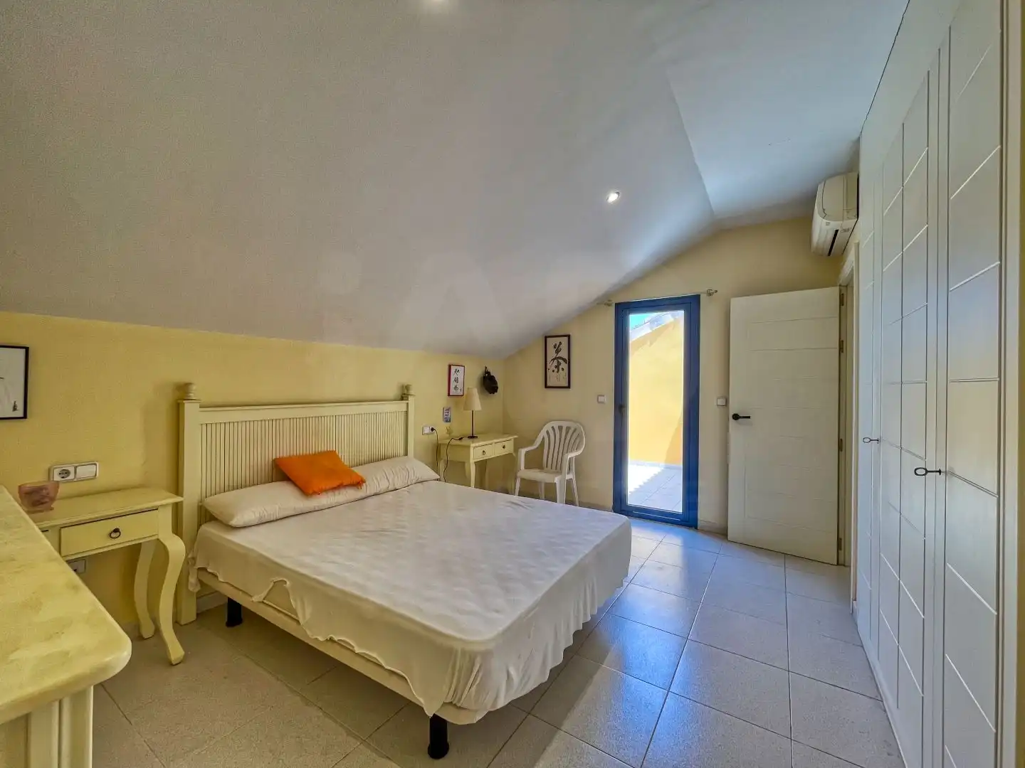 Schlafzimmer von Dachboden zum Verkauf in Dénia mit Klimaanlage, Heizung und Terrasse