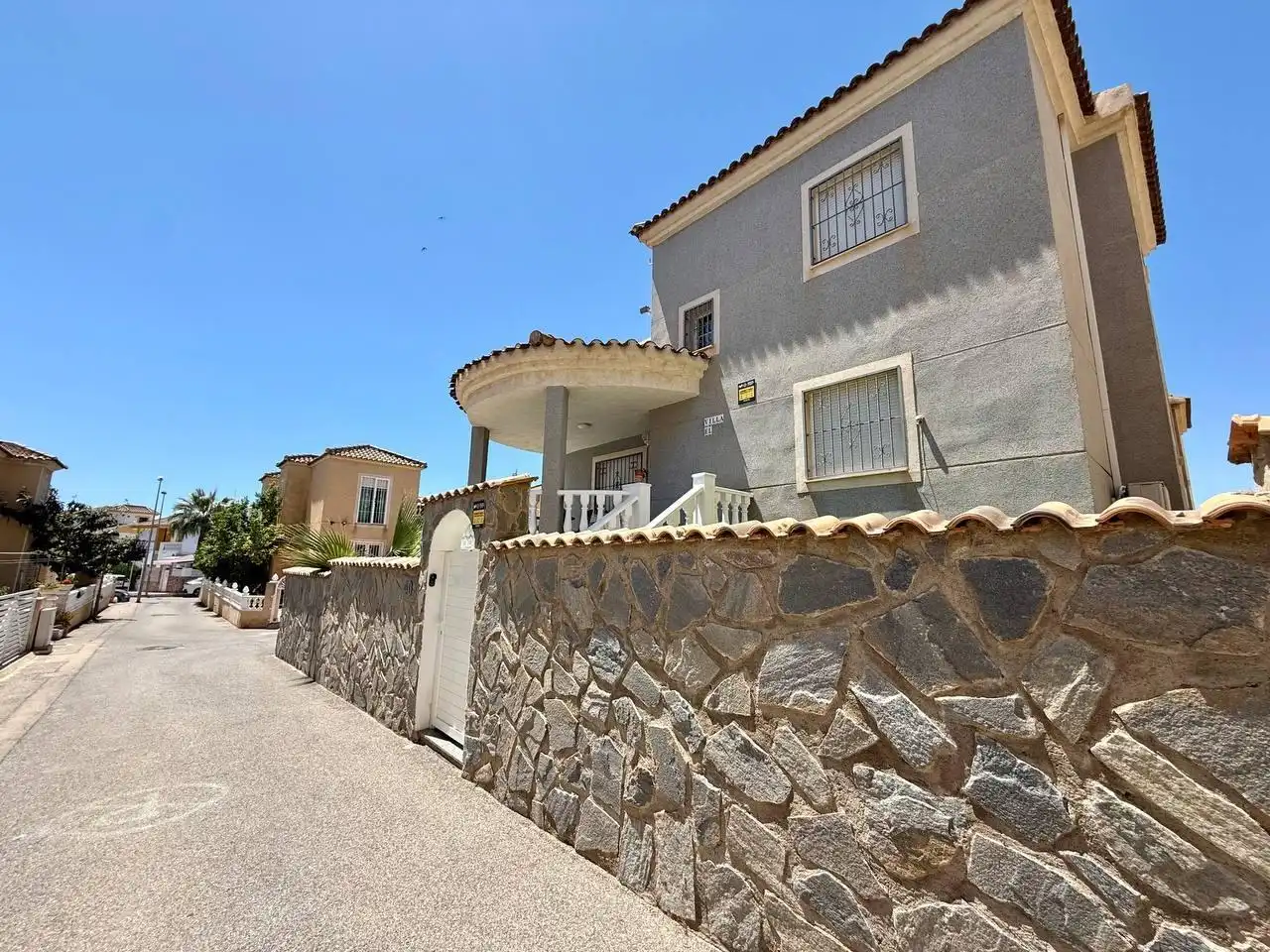 Vista exterior de Casa o xalet en venda en Orihuela amb Aire condicionat, Calefacció i Jardí privat
