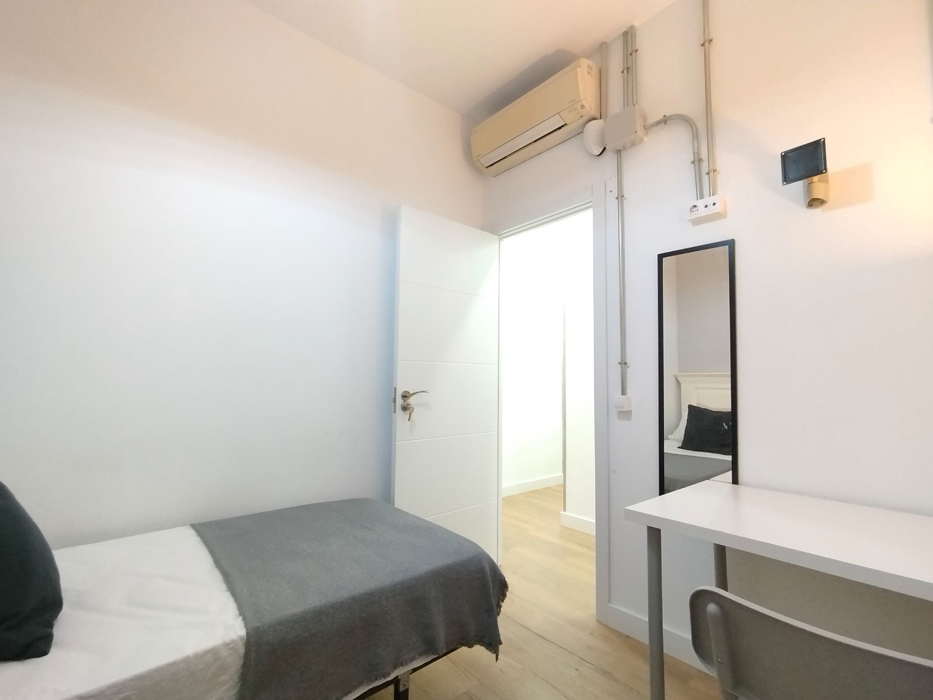 Bedroom of Flat to share in  Madrid Capital  with Air Conditioner, Heating and Furnished