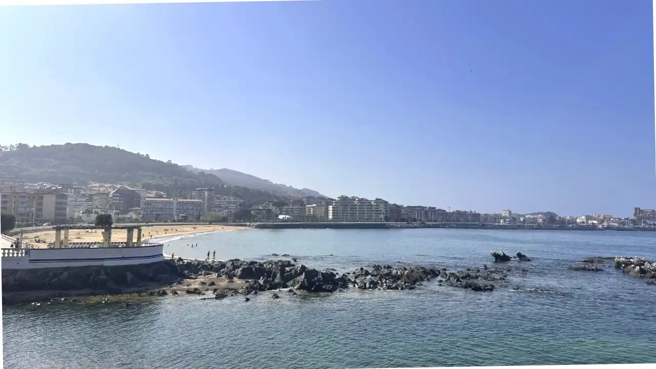 Vista exterior de Piso en venta en Castro-Urdiales con Calefacción, Trastero y Amueblado