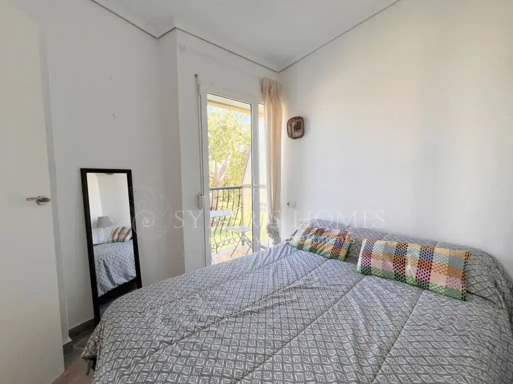 Habitación de Apartamento de alquiler en Dénia con Aire acondicionado, Jardín privado y Piscina