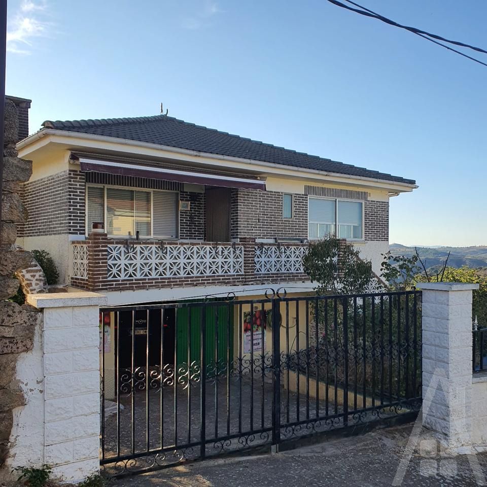 Vista exterior de Casa o xalet en venda en Mieza amb Calefacció, Jardí privat i Terrassa