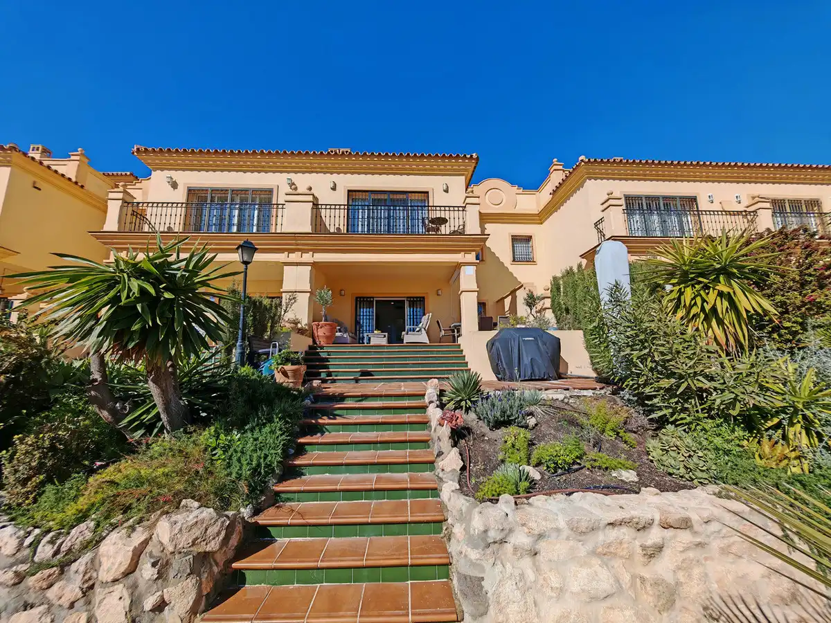 Garten von Einfamilien-Reihenhaus zum Verkauf in Mijas mit Klimaanlage, Heizung und Privatgarten