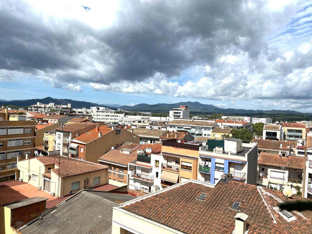 Vista exterior de Piso en venta en Girona Capital con Calefacción y Balcón