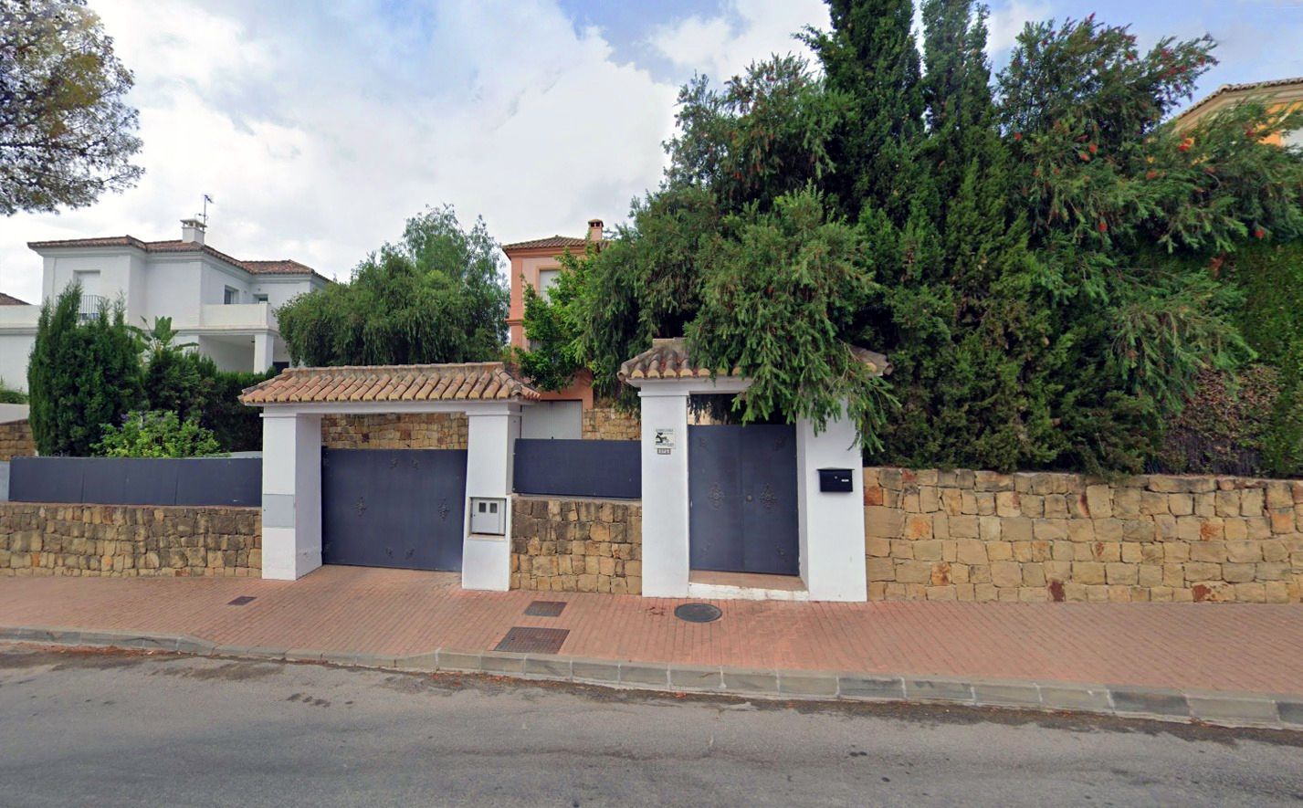 Vista exterior de Casa o xalet en venda en Marbella amb Calefacció, Jardí privat i Terrassa