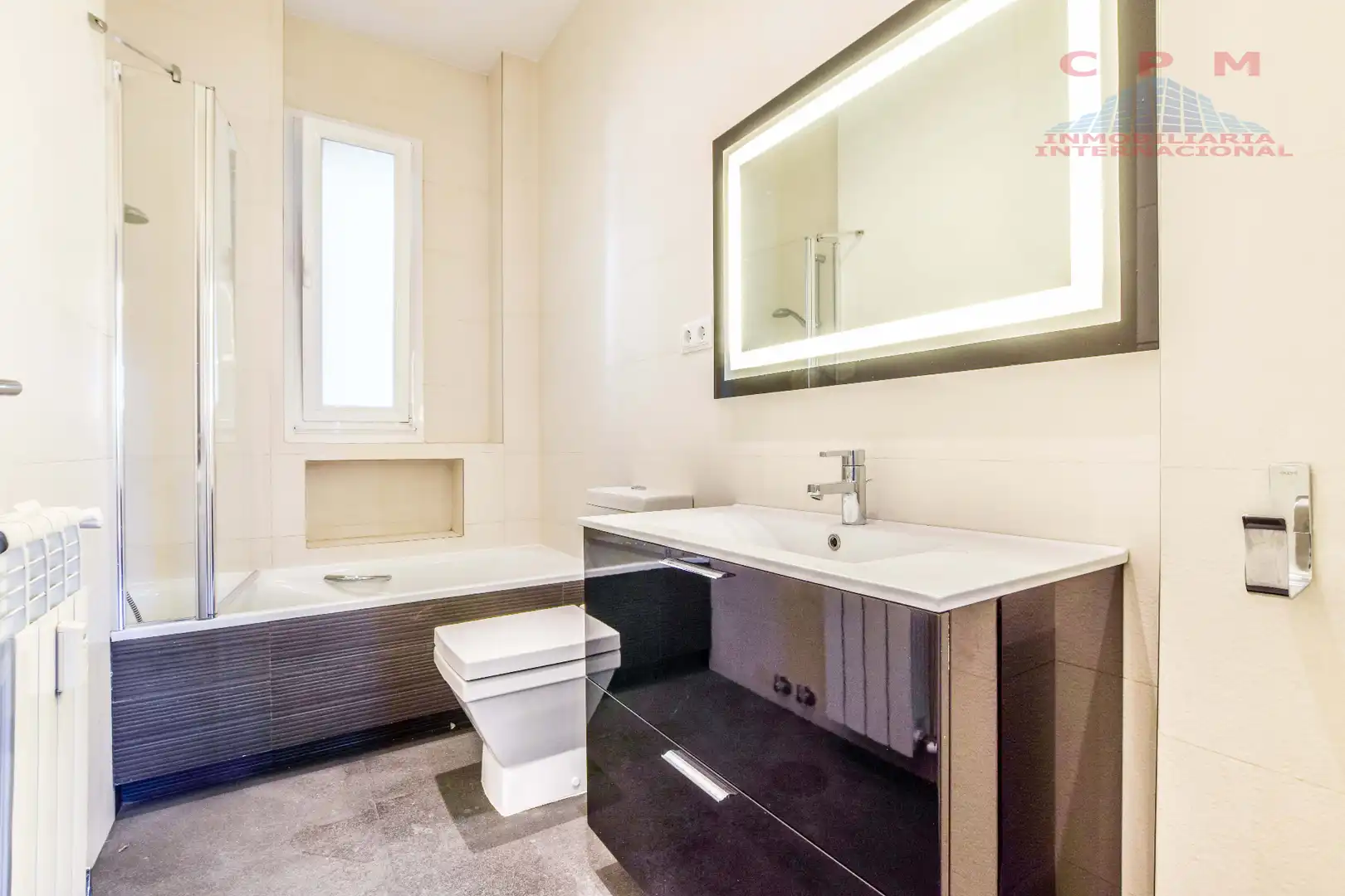 Bathroom of Flat for rent in Madrid  with Air Conditioner, Heating and Parquet flooring