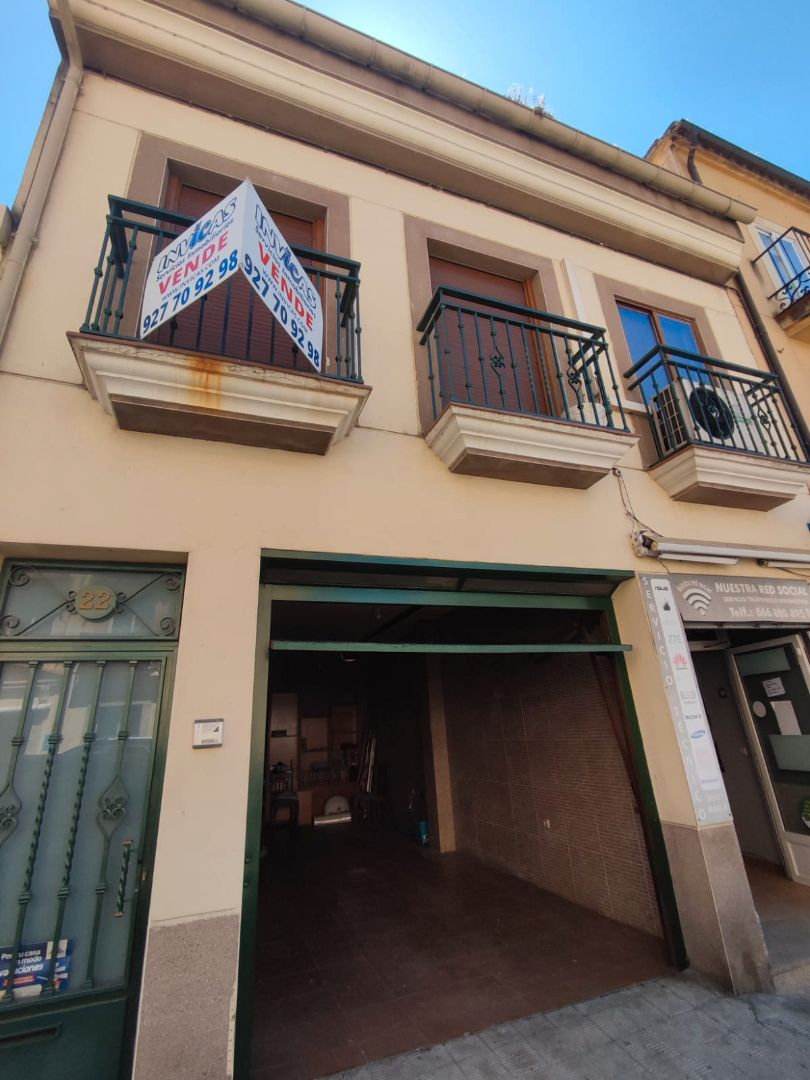 Vista exterior de Casa o xalet en venda en Plasencia amb Aire condicionat, Terrassa i Moblat