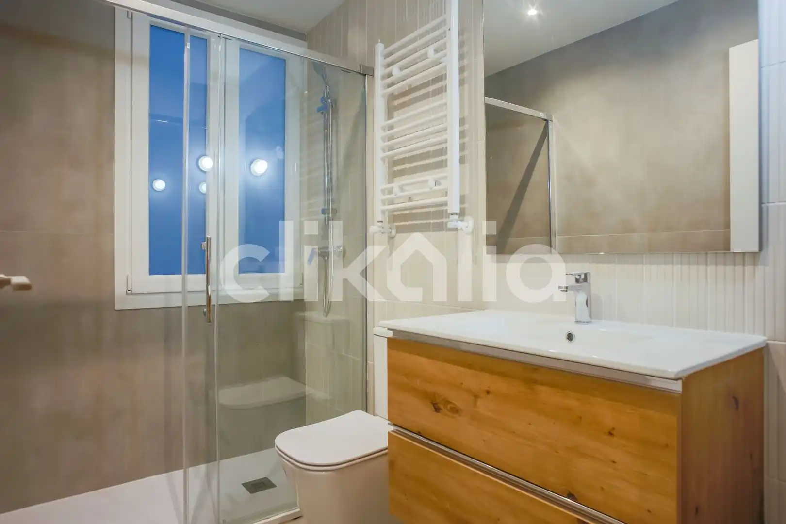 Badezimmer von Wohnung zum Verkauf in Madrid mit Klimaanlage und Heizung