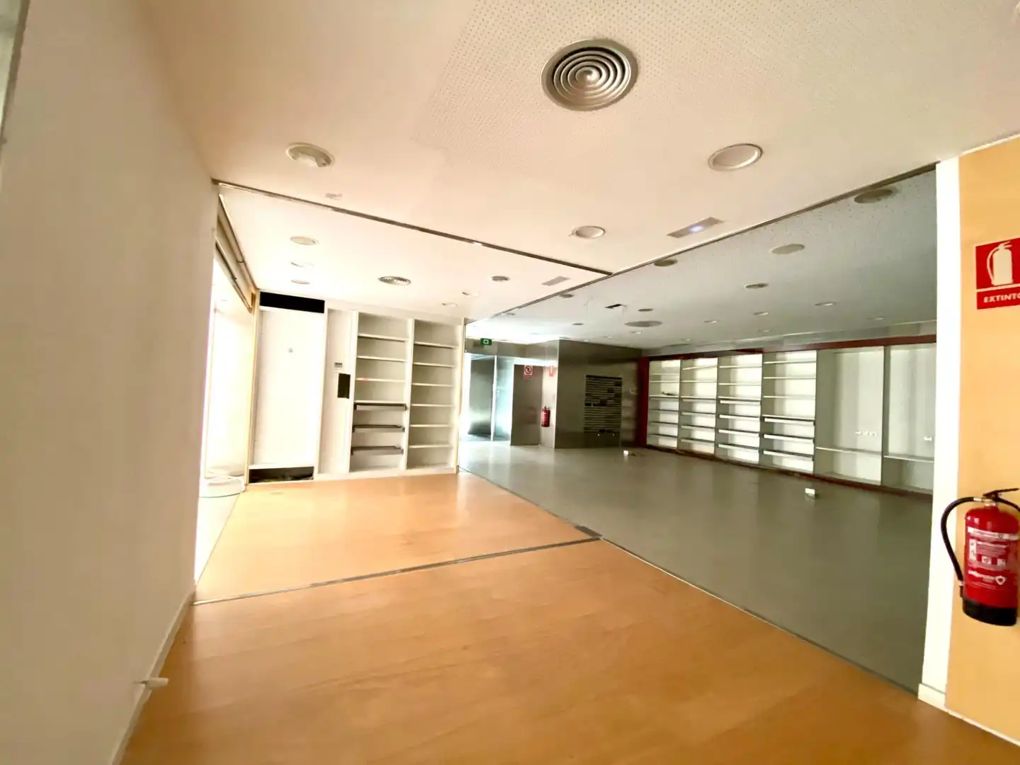 Local comercial en alquiler en Avenida Avenida Condes de San Isidro, imagen 2