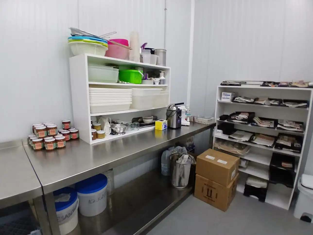 Cuina de Local en venda en Valdeltormo amb Aire condicionat, Calefacció i Terrassa