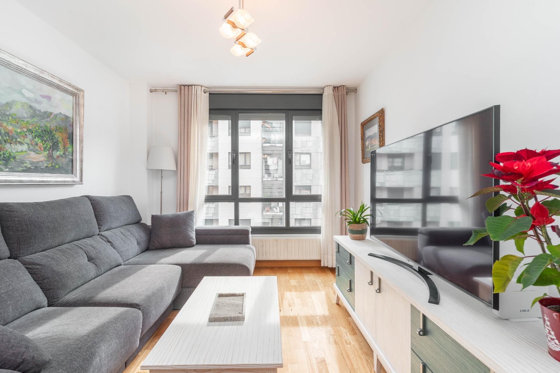 Sala d'estar de Pis en venda en Oviedo  amb Calefacció i Traster