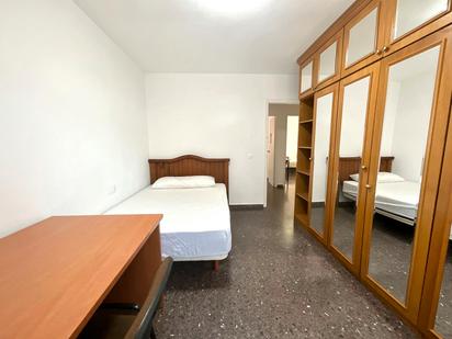 Bedroom of Flat to share in  Valencia Capital  with Air Conditioner and Washing machine