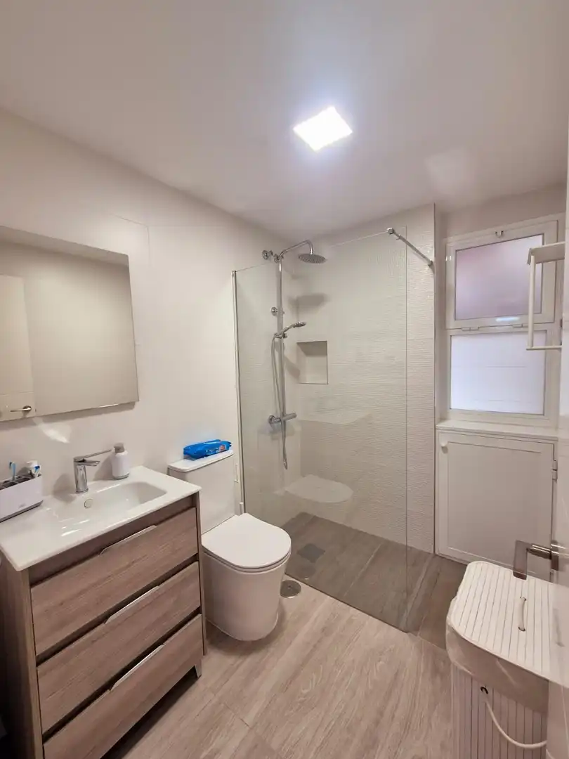 Badezimmer von Erdgeschoss zur Miete in Algeciras