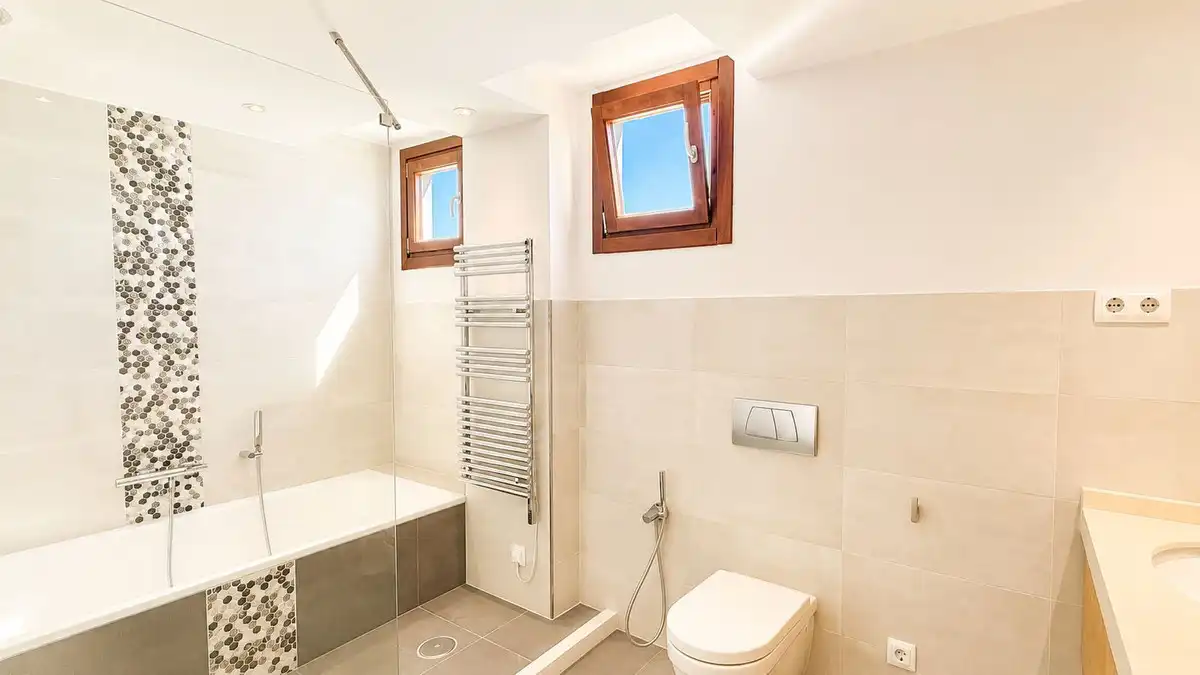 Baño de Ático en venta en Marbella con Aire acondicionado, Trastero y Alarma
