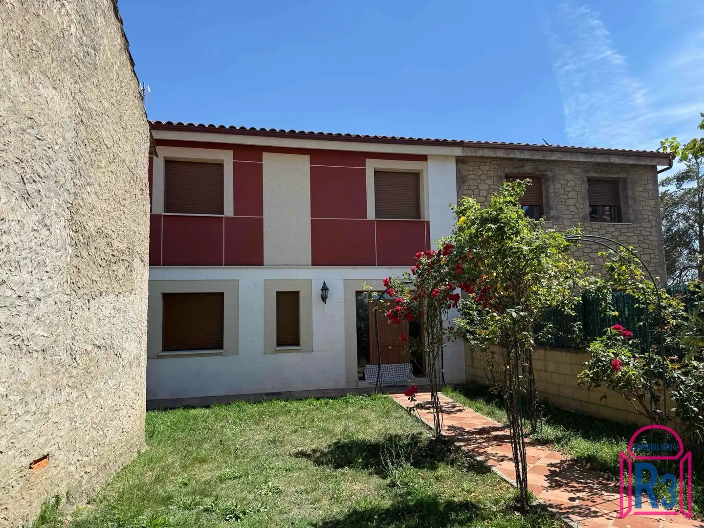 Exterior view of Houses for rent in Onzonilla  with Heating and Furnished