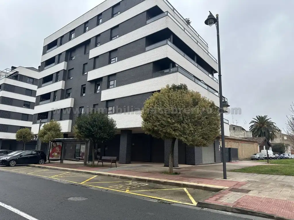 Vista exterior de Local de alquiler en  Logroño