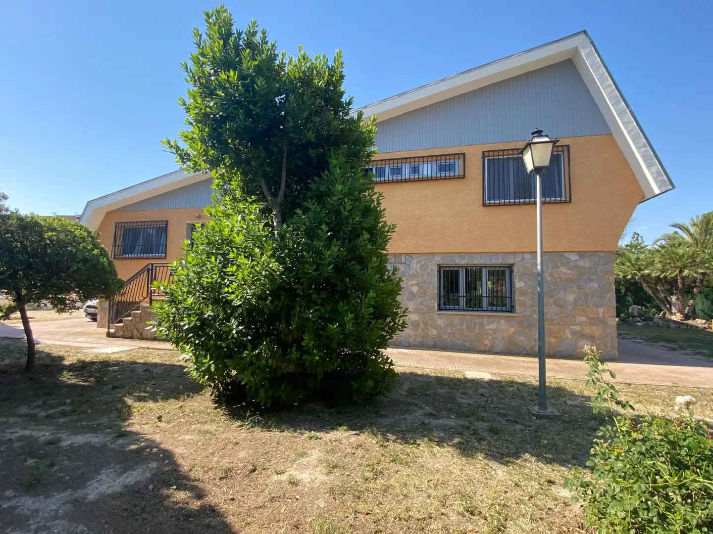 Vista exterior de Casa o xalet en venda en Petrer amb Aire condicionat, Terrassa i Piscina