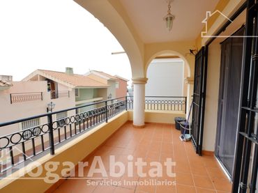 Adossat amb balcó en venda a Calle Aigualera
