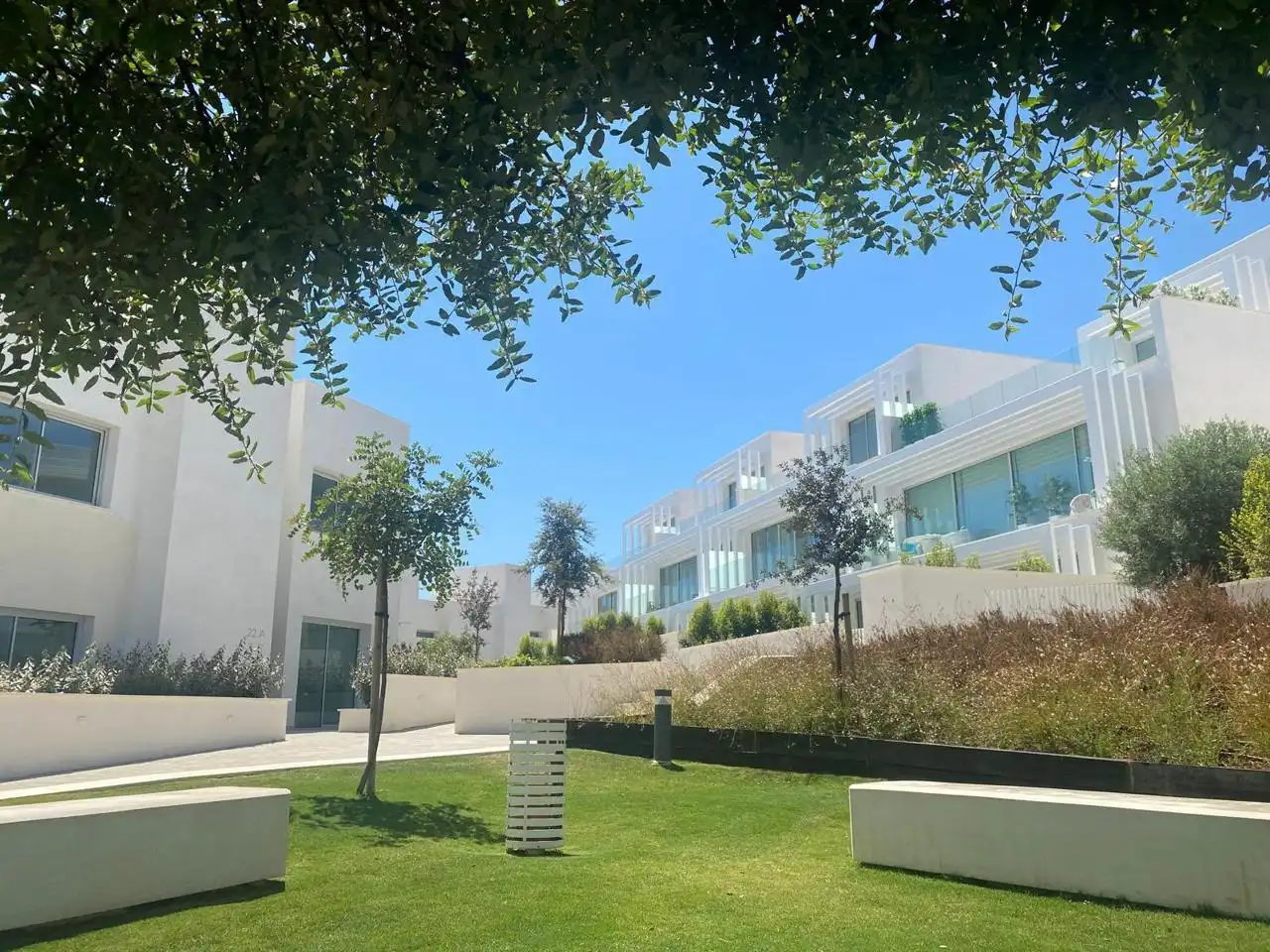 Vista exterior de Casa adosada en venda en Sotogrande amb Aire condicionat, Calefacció i Jardí privat