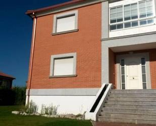 Vista exterior de Casa adosada en venda en Arroyo de la Encomienda amb Calefacció, Jardí privat i Terrassa