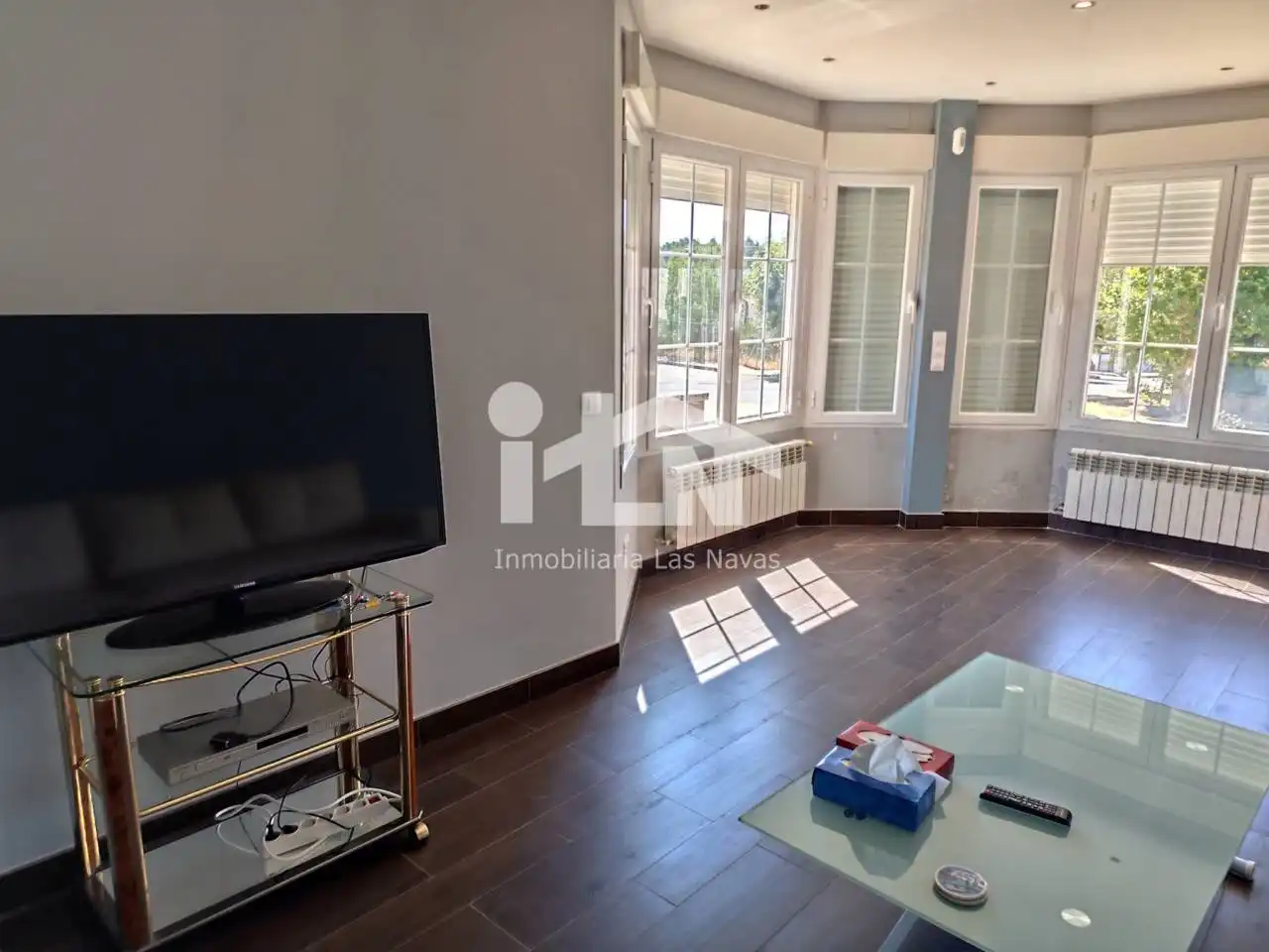 Sala d'estar de Casa o xalet en venda en Las Navas del Marqués  amb Calefacció, Jardí privat i Terrassa
