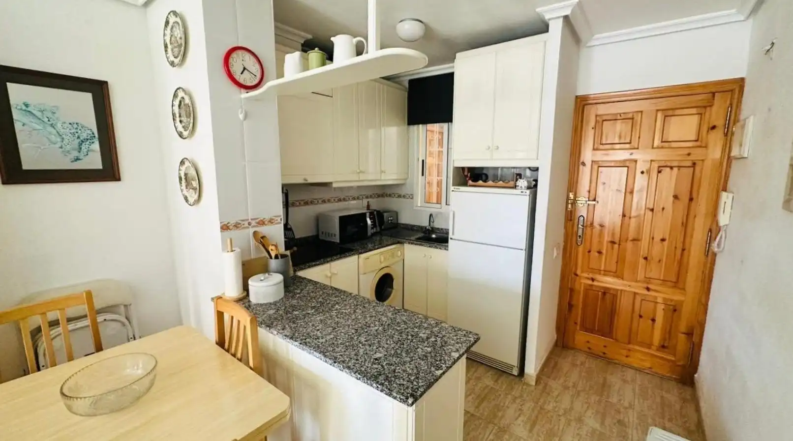 Cuina de Apartament en venda en Torrevieja amb Moblat i Piscina comunitària