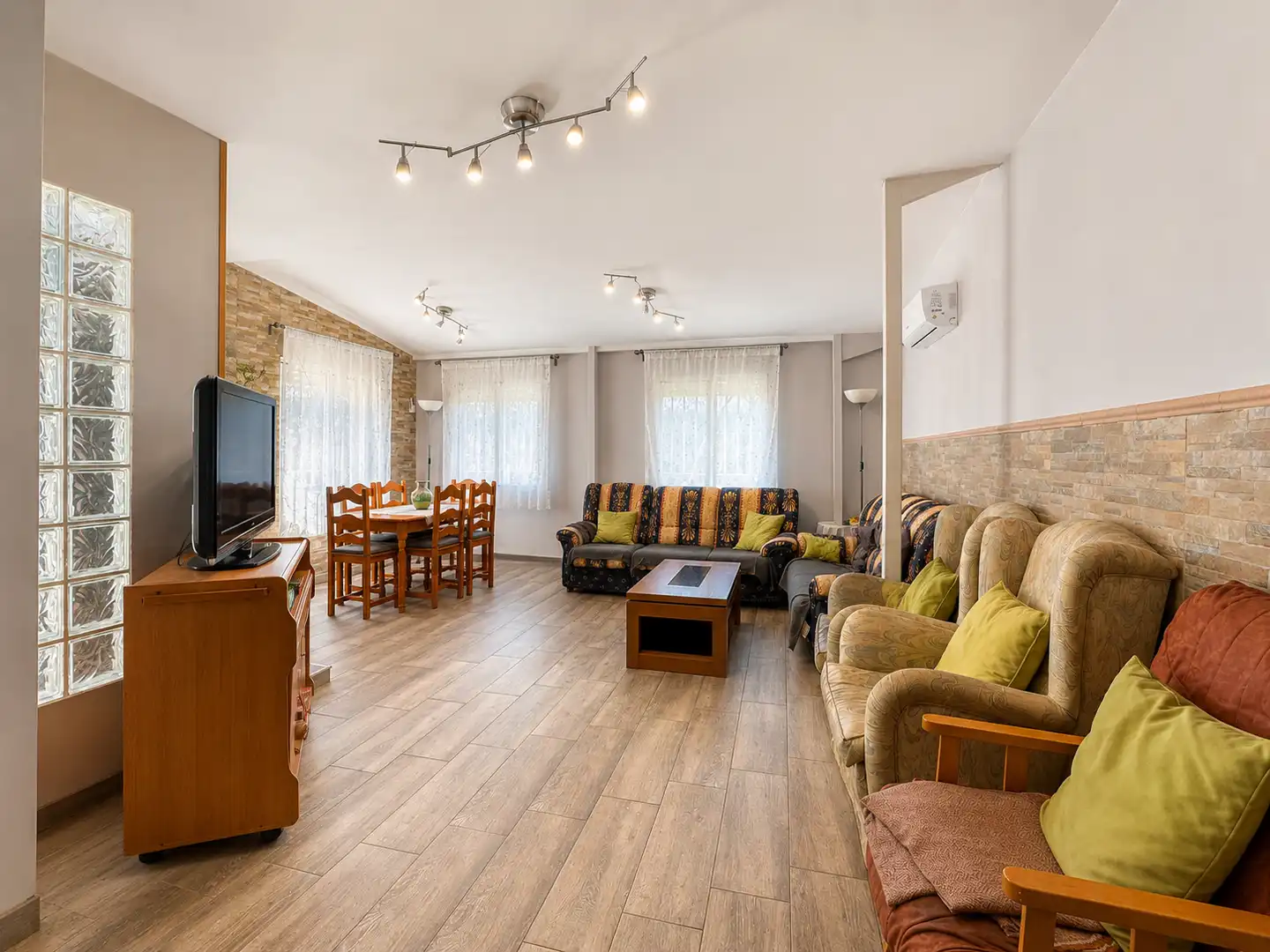 Sala de estar de Casa o chalet en venta en Nuevo Baztán con Aire acondicionado, Calefacción y Jardín privado