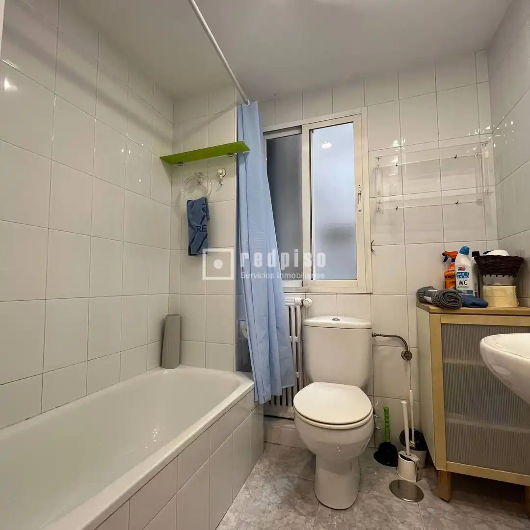 Badezimmer von Wohnung zur Miete in Madrid mit Heizung, Privatgarten und Parkett