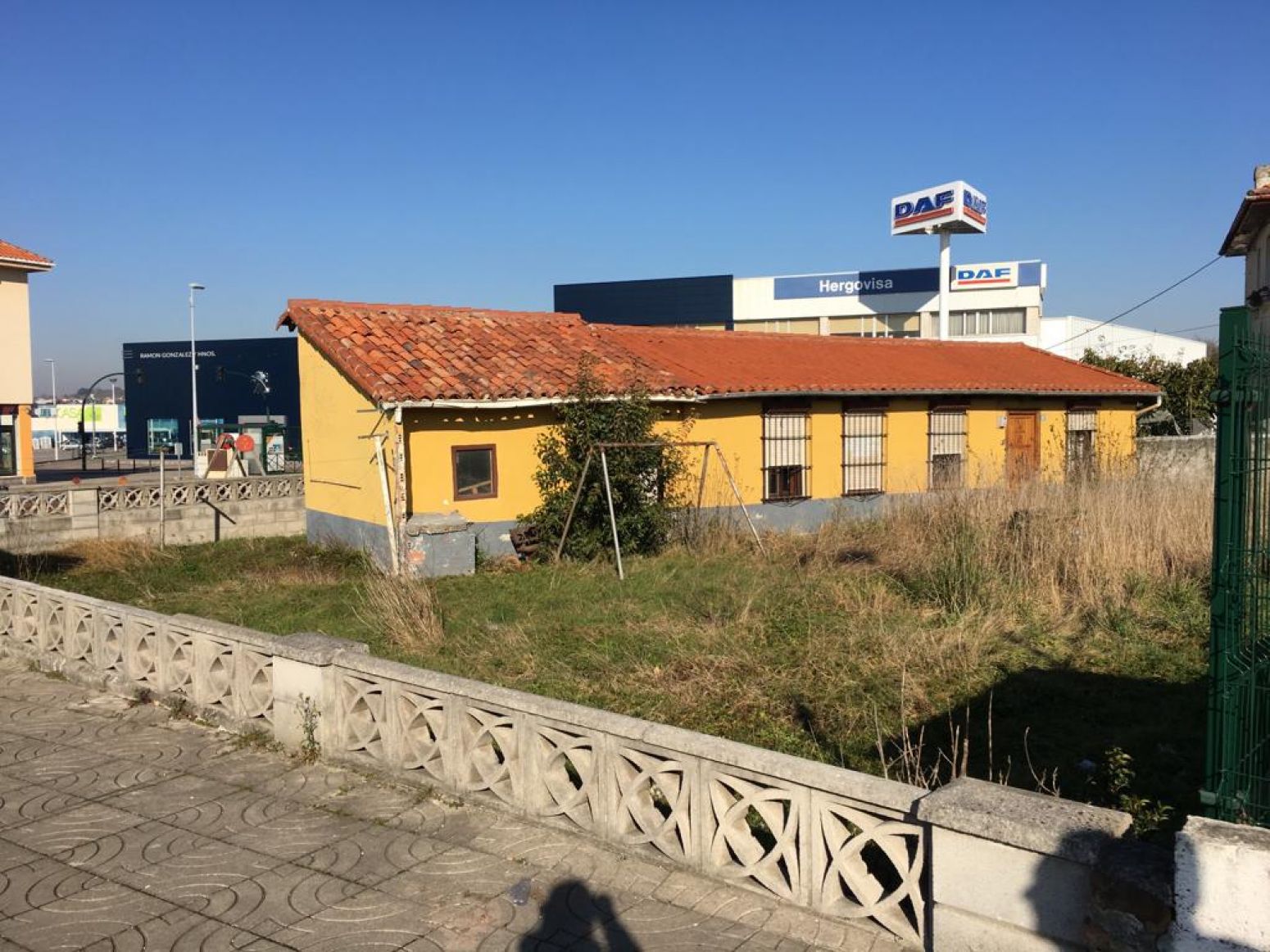 Vista exterior de Casa o xalet en venda en Torrelavega  amb Jardí privat