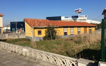 Vista exterior de Casa o xalet en venda en Torrelavega  amb Jardí privat