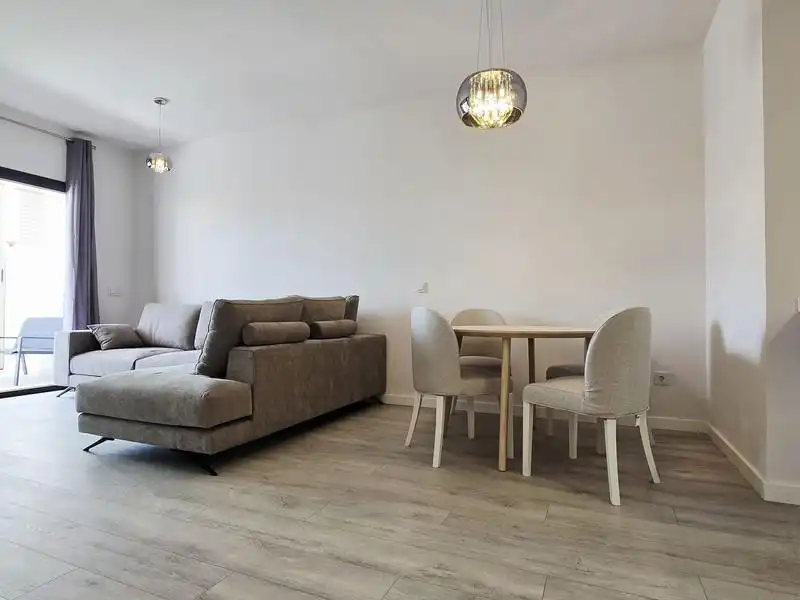 Sala d'estar de Àtic de lloguer en Estepona amb Aire condicionat, Terrassa i Piscina
