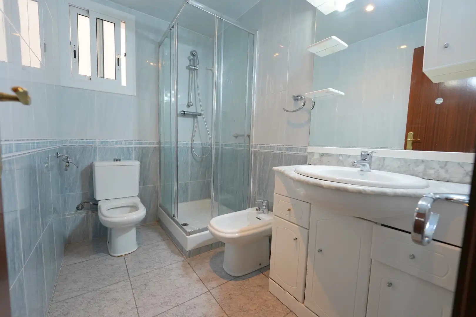 Badezimmer von Wohnung zum Verkauf in Barcelona mit Ofen