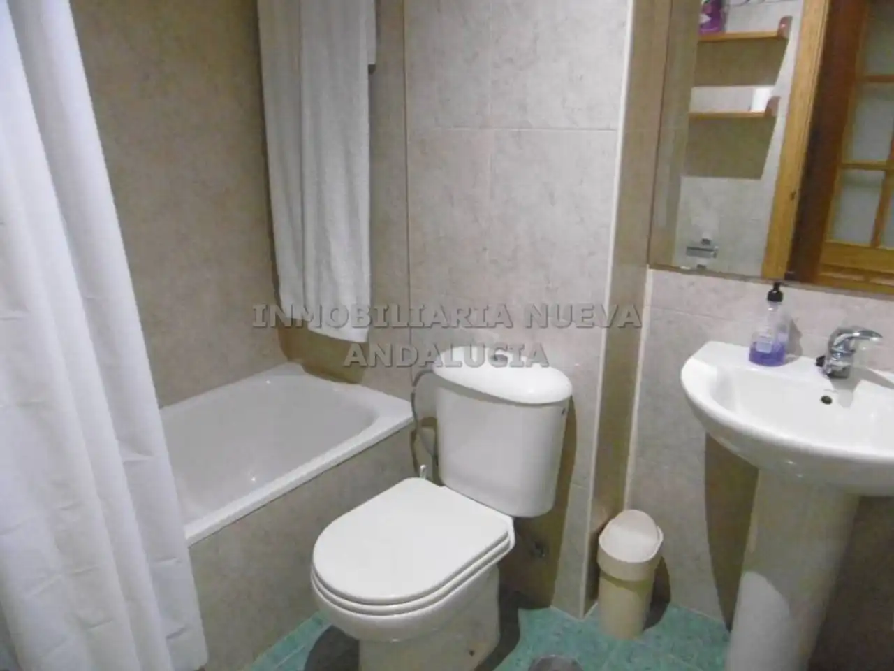 Badezimmer von Wohnung zur Miete in Almería mit Klimaanlage, Heizung und Terrasse