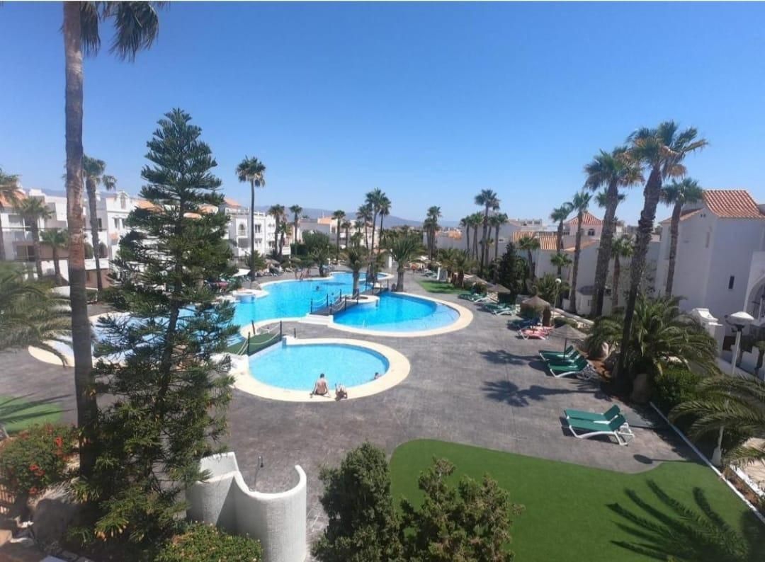 Piscina de Apartament de lloguer en Roquetas de Mar amb Aire condicionat, Terrassa i Piscina comunitària