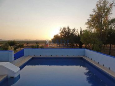 Maison rustique avec piscine à vendre à Torrenueva