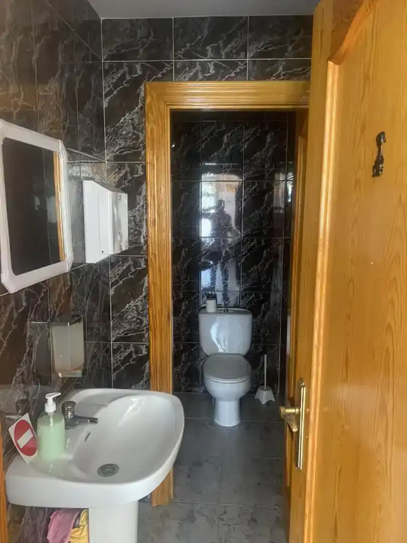 Baño de Local en venta en Madrigal de las Altas Torres con Aire acondicionado