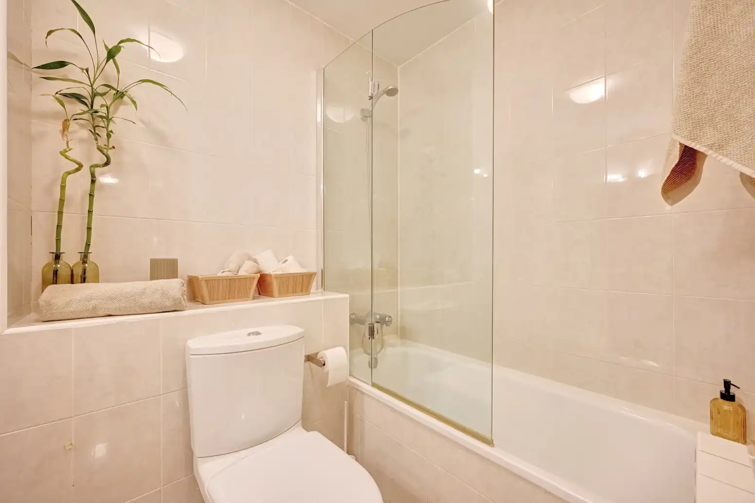 Bathroom of Flat for sale in  Pamplona / Iruña  with Heating, Parquet flooring and Storage room