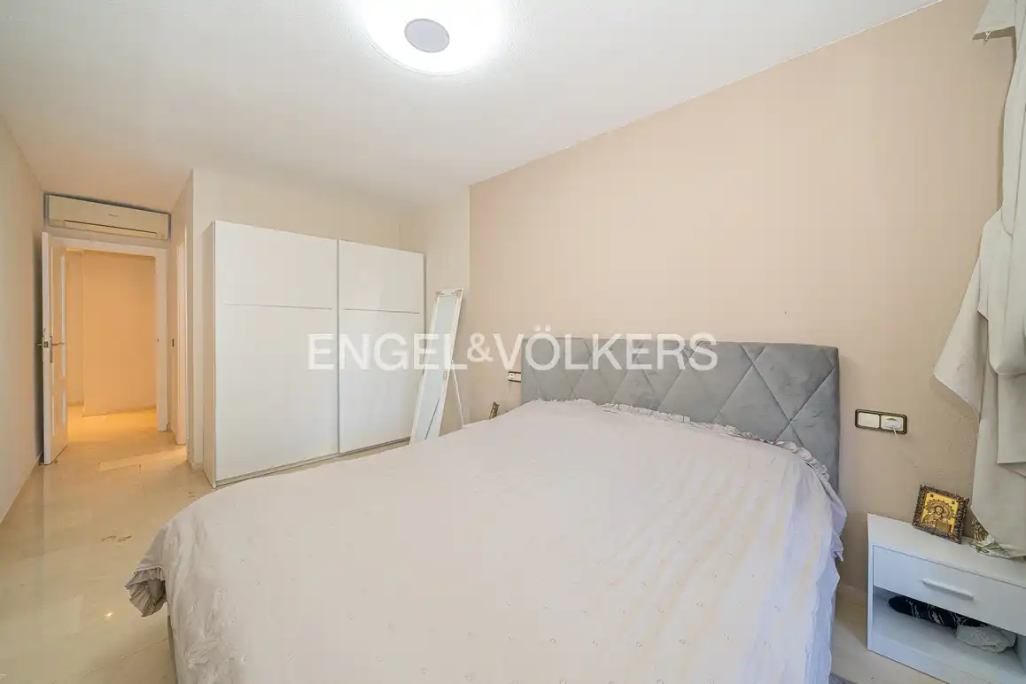 Dormitori de Apartament en venda en Benidorm amb Aire condicionat i Piscina comunitària