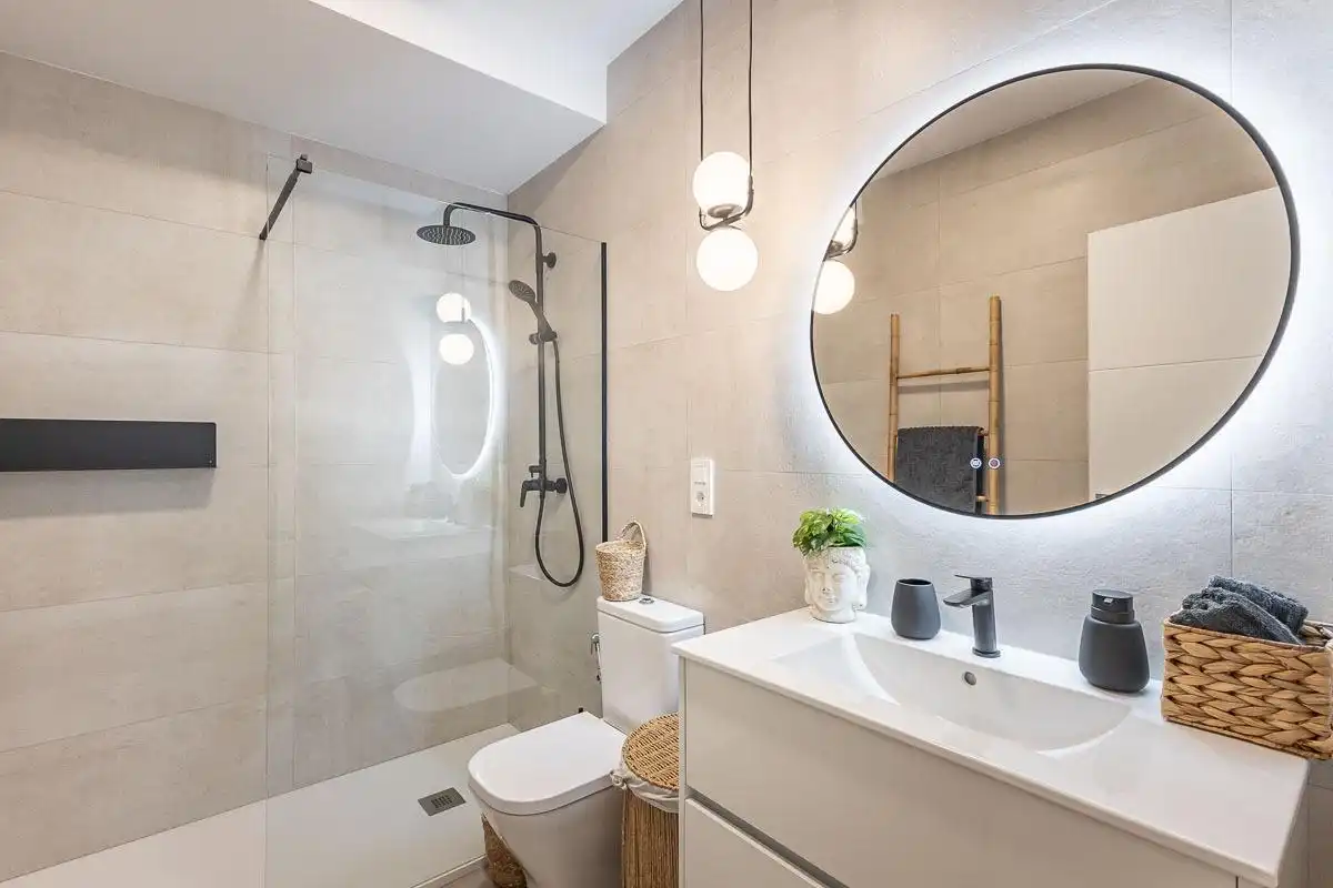 Baño de Piso de alquiler en Granada con Terraza, Amueblado y Piscina comunitaria