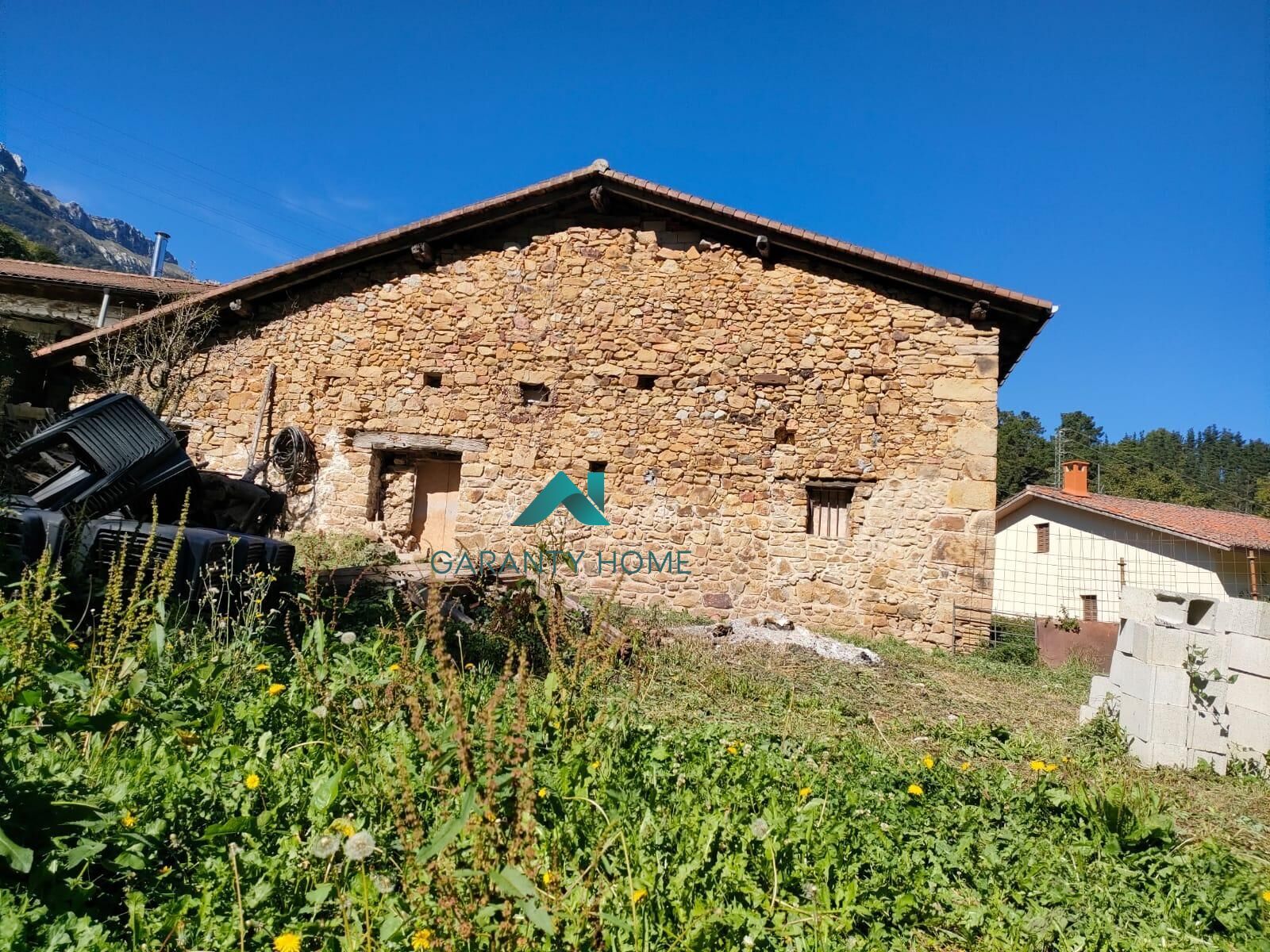 Außenansicht von Country house zum Verkauf in Zegama mit Privatgarten und Abstellraum