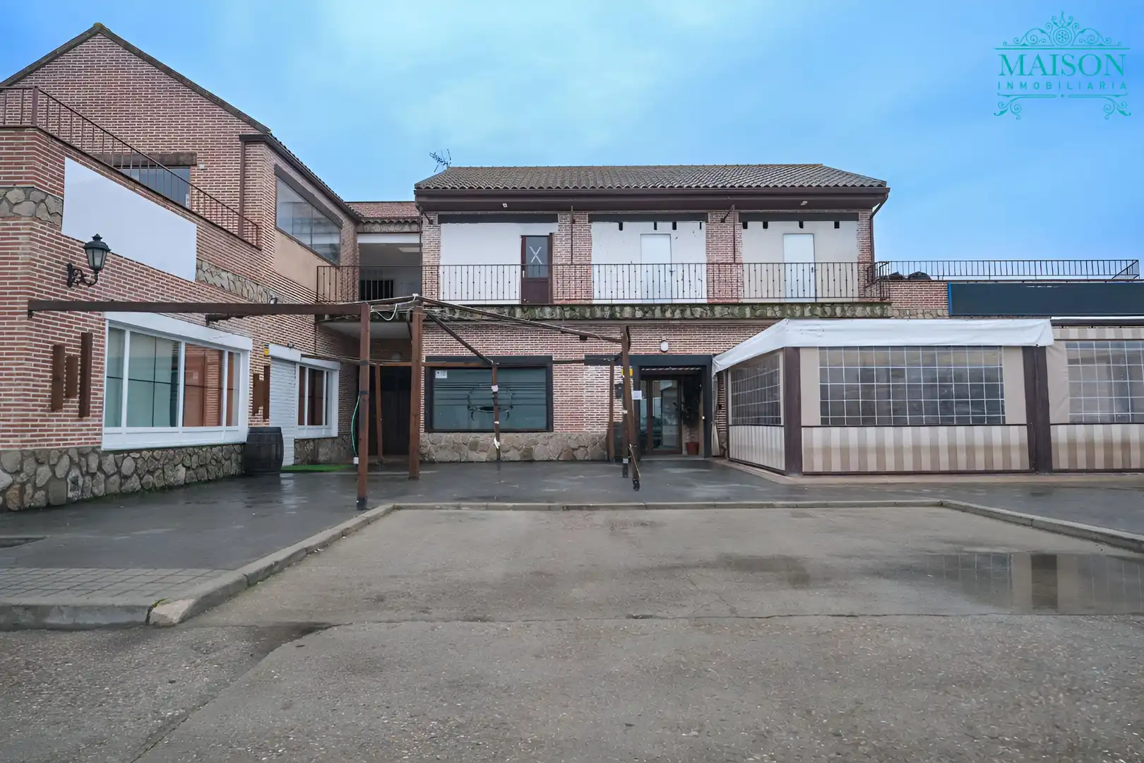 Vista exterior de Local en venda en El Casar amb Terrassa