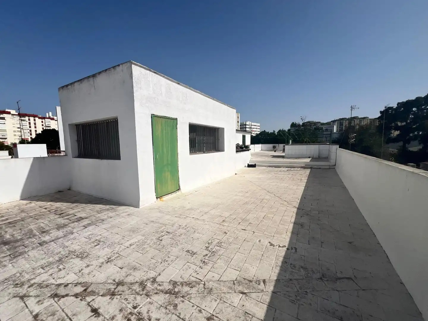 Vista exterior de Edifici en venda en Jerez de la Frontera