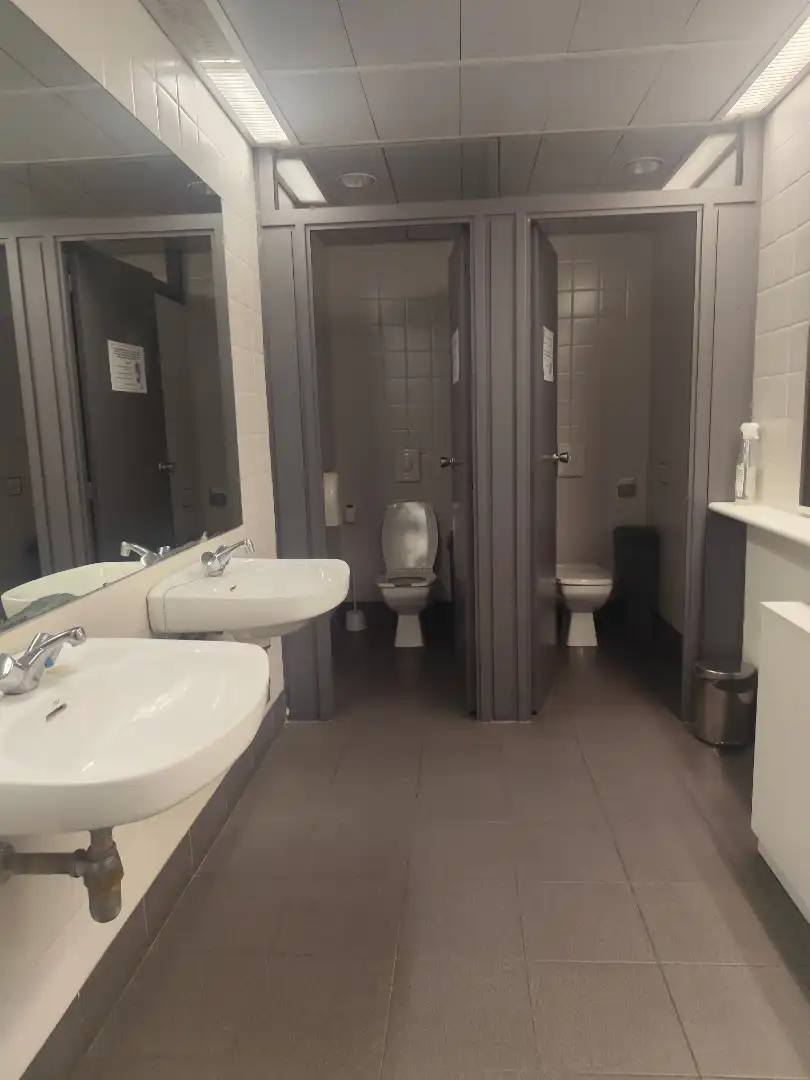 Baño de Oficina de alquiler en Barcelona con Amueblado