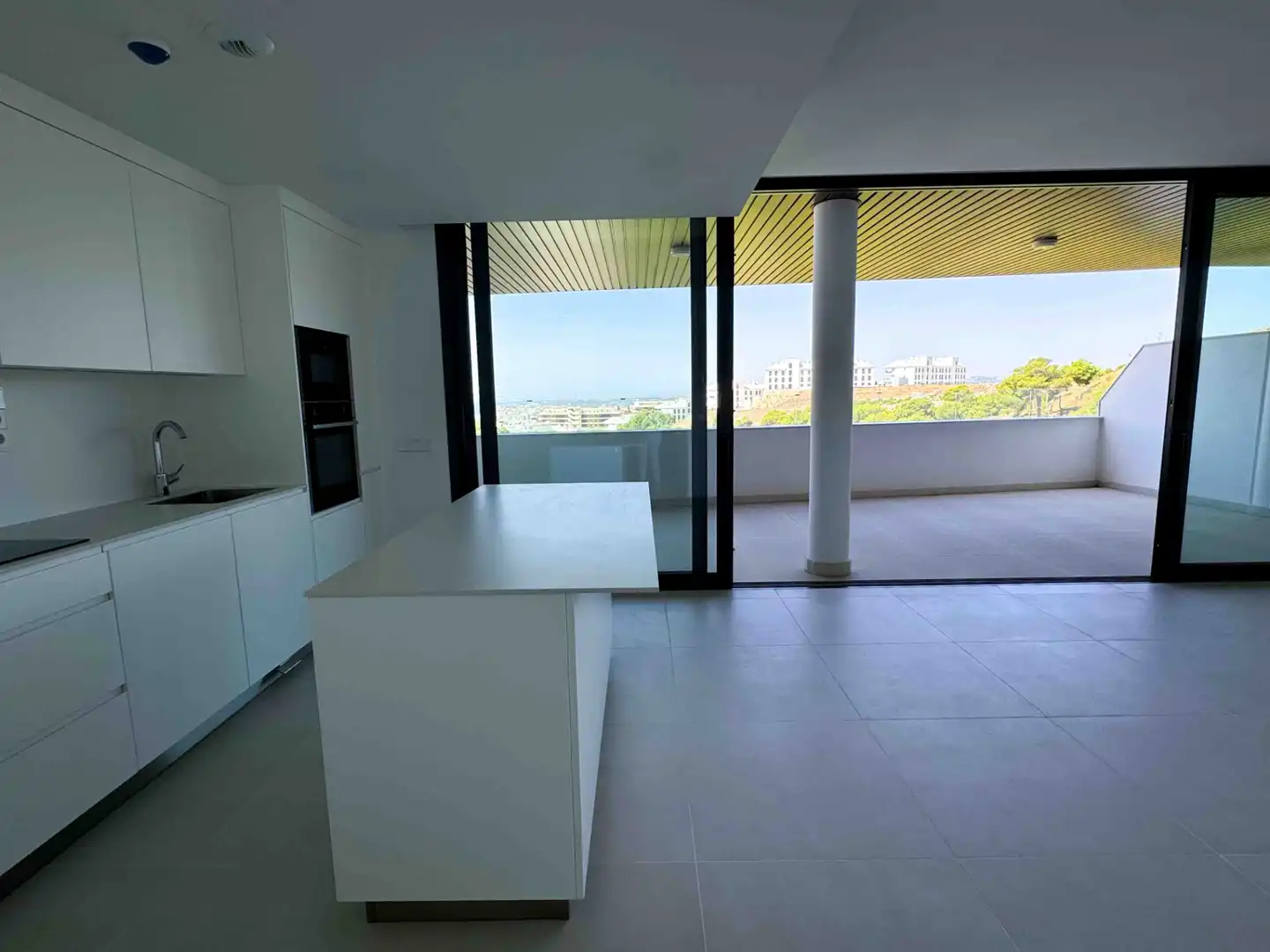 Piso de obra nueva con piscina en venta en Avenida 8 de Marzo 32, imagen 3