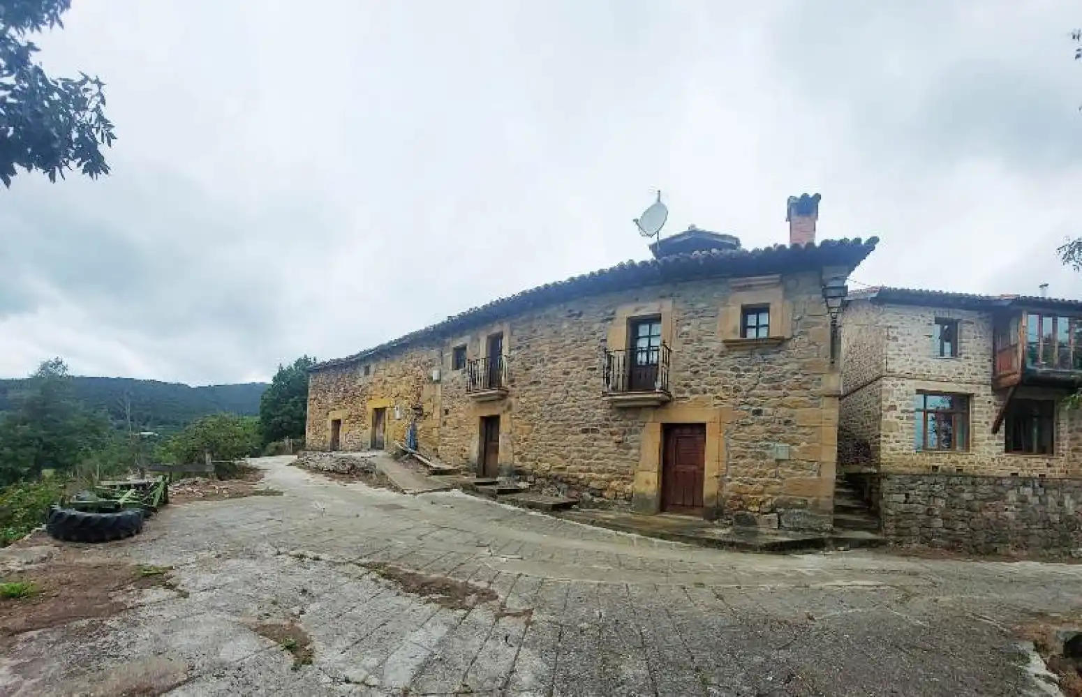 Vista exterior de Casa adosada en venda en Polaciones amb Calefacció, Jardí privat i Traster