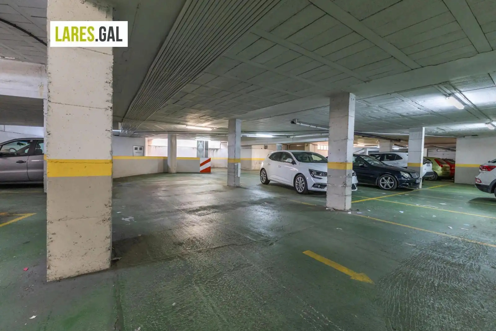 Parkplatz von Garage zum Verkauf in Cangas 
