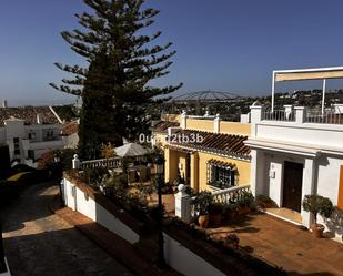 Vista exterior de Casa adosada en venda en Marbella amb Aire condicionat, Terrassa i Alarma